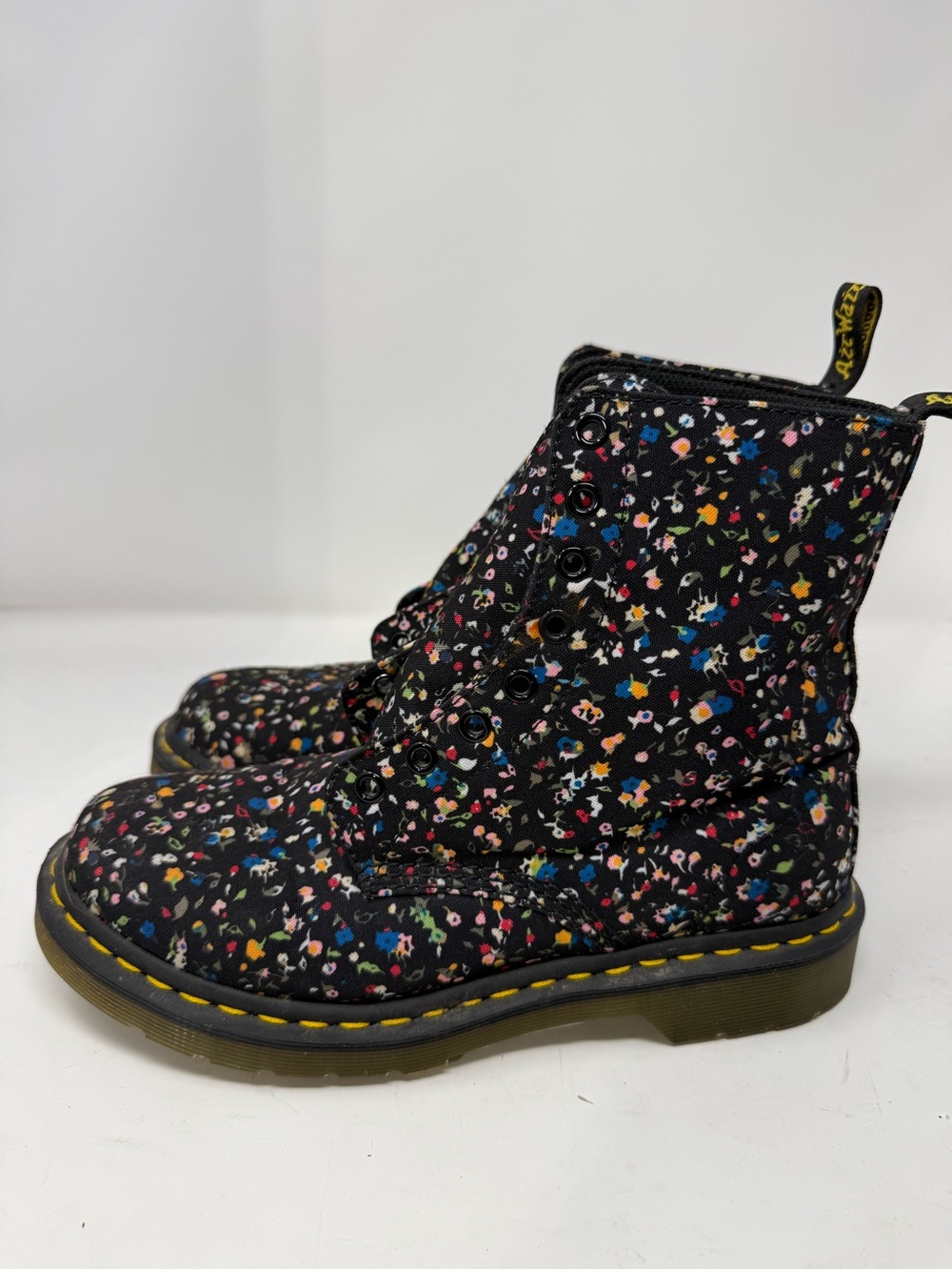 Dr. Martens Ladies Black Floral Print Lace-Up Boots Sz 8 (TFQLPW)